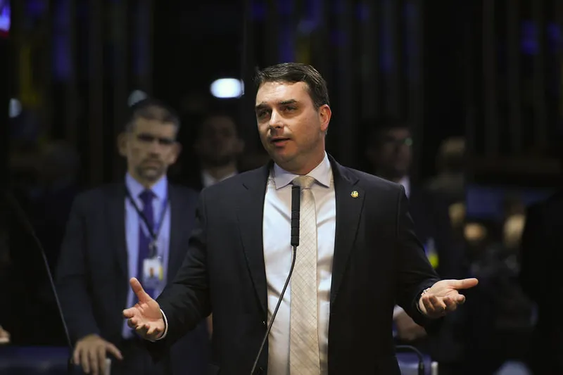 Loja de chocolates do senador Flávio Bolsonaro foi um dos alvos das buscas