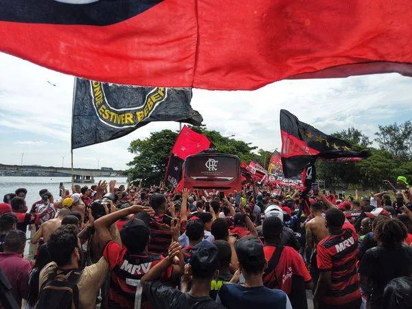 Imagem ilustrativa da imagem Flamengo embarca para o Mundial nos braços da Nação