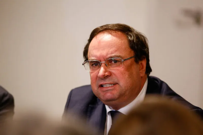 Imagem ilustrativa da imagem GOVERNADOR E VICE SERÃO HOMENAGEADOS COM MEDALHA
ARQUIVO GA
Em meio a investigações, Luciano Barbosa receberá a Medalha do Mérito Militar
MARCELO AMORIM
REPÓRTER
No momento em que o governo Renan Filho (MDB) se vê envolto em investigações de supostos desvios de recursos públicos nas áreas da saúde e educação, ambas com ligações diretas ao nome do vice-governador e secretário da Educação, Luciano Barbosa (MDB), o governador publicou decreto em que presta homenagem com a “Medalha do Mérito Policia