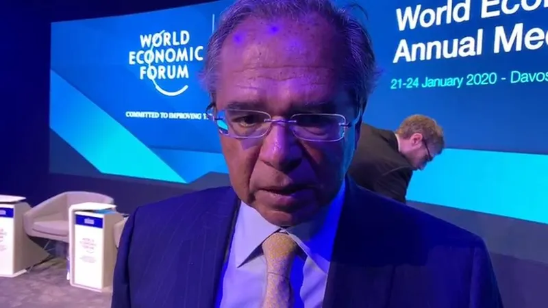 O ministro Paulo Guedes revela que a ideia é taxar produtos que prejudicam a saúde