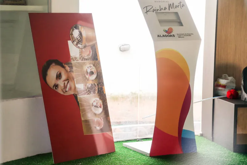 Quadro de Marta com os troféus de melhor do mundo da Fifa encostado na parede exemplifica descaso com a história