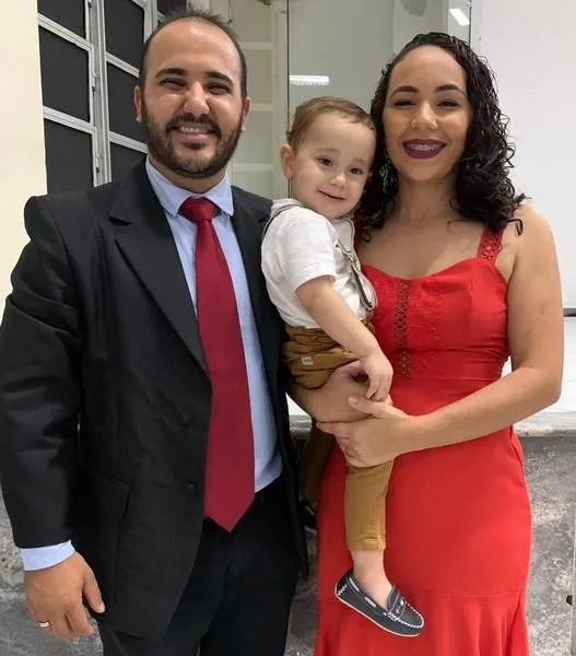 Com a esposa, Rafaela, e o filho Benjamim, o pastor Wenbley será emposso na noite deste sábado