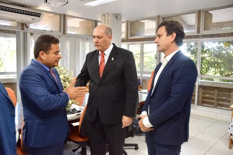 Marcelo Victor cumprimenta novo reitor da Ufal, Josealdo Tonholo, ao lado de Marcelo Beltrão