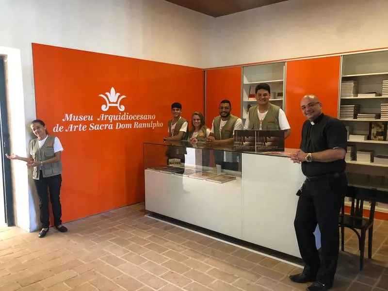 Padre Luciano Duarte, monitores e funcionários do Museu de Arte Sacra preparados para receber os visitantes