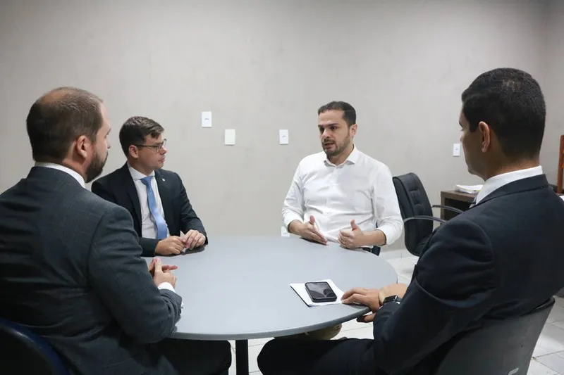 Integrantes de comissão da OAB ouvem o secretário estadual de Saúde, Alexandre Ayres