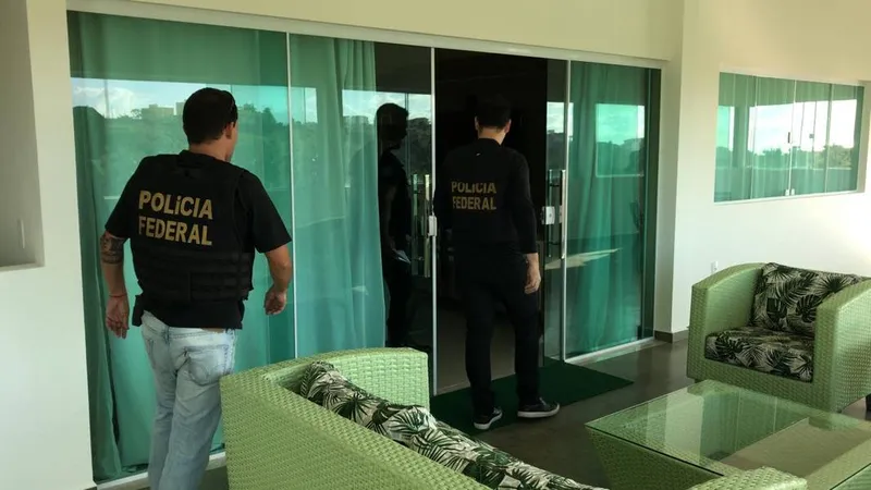 Agentes da Polícia Federal cumpriram 14 mandados de prisão e 20 de busca e apreensão em Marechal Deodoro ontem