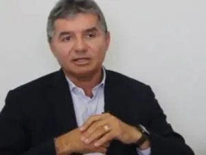 Prefeito Flávio Almeida alegou problemas de saúde; vice Clayton Farias assume o cargo

