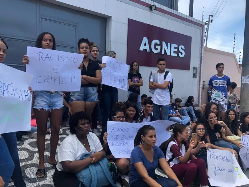 Imagem ilustrativa da imagem PROFESSORA ACUSA DIRETORA DE ESCOLA DE INJÚRIA RACIAL