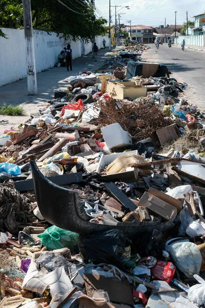 Imagem ilustrativa da imagem Parcela da população insiste em jogar lixo na rua e moradores reclamam