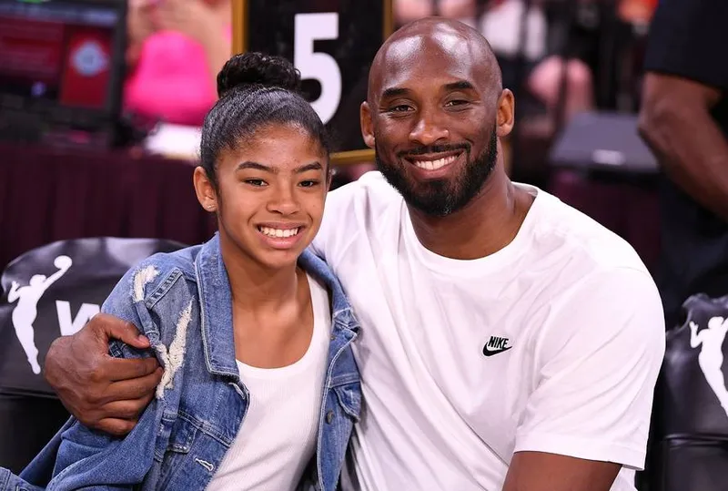 Acidente aéreo matou o astro do basquete mundial Kobe Bryant, sua filha, Gianna, e mais sete pessoas, no domingo (26)