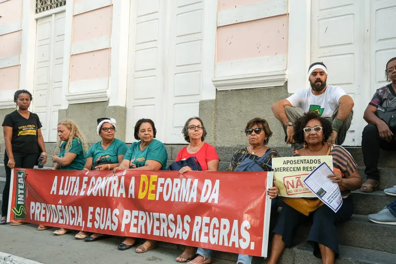 Servidores se concentraram nas escadarias da ALE desde o início da tarde de ontem