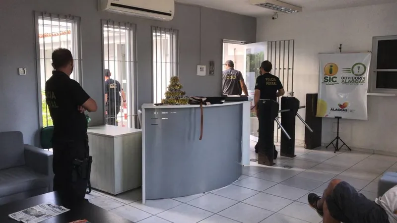 Policiais federais durante o cumprimento dos mandados de busca e apreensão de documentos na Secretaria de Saúde