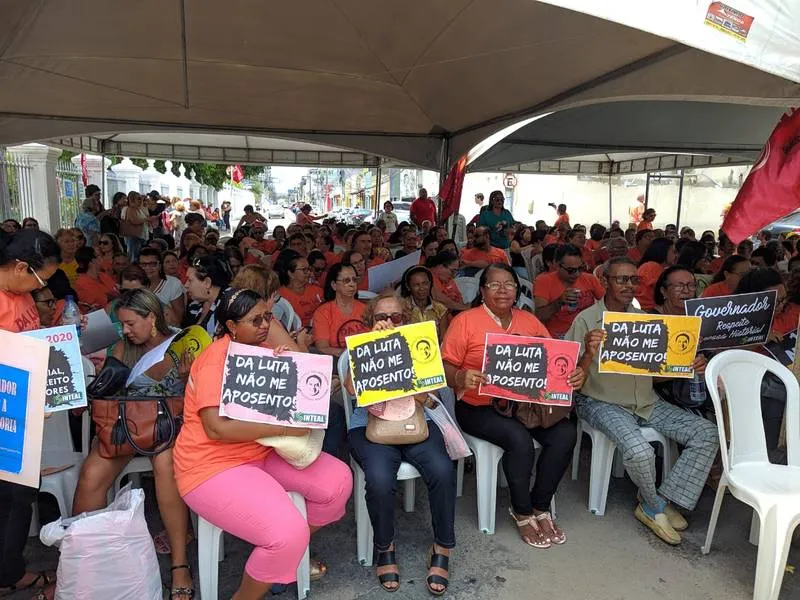 Servidores montaram tenda na porta do Palácio e passaram a manhã de sexta no local