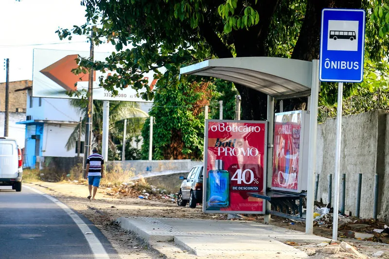 Maceió, 28 de janeiro de 2020 
Prefeitura de Maceió, por meio da Superintendência Municipal de Transportes e Trânsito (SMTT), reforma e obras de requalificação da acessibilidade nos abrigos de ônibus da cidade, na Avenida Menino Marcelo, em frente ao prédio da Justiça Federal, no bairro da Serraria. Alagoas - Brasil.
Foto: ©Ailton Cruz