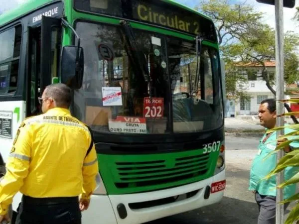 Fiscais da SMTT apreenderam ontem ônibus que apresentavam problemas de conservação