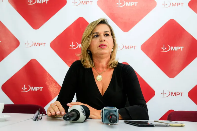 Maceió, 18 de fevereiro de 2020 
Rosemeire Lobo, procuradora do Ministério Público do Trabalho (MPT) concedeu coletiva de imprensa, detalhando sobre o acordo firmado com a Braskem para reparar prejuízos socioeconômicos a crianças e adolescentes e ao cidadão trabalhador afetados por rachaduras nos bairros do Pinheiro, Mutange, Bebedouro e Bom Parto, em Maceió. 
Foto: ©Ailton Cruz
