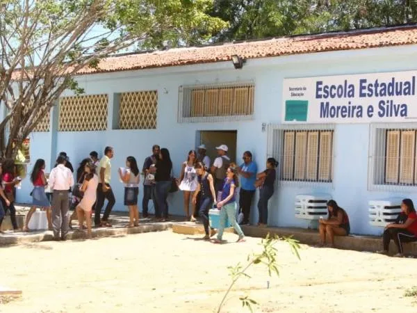 Imagem ilustrativa da imagem ALUNOS ESTÃO SEM AULAS FOR FALTA DE CARTEIRAS