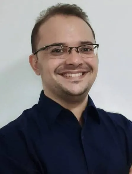 Pastor Farley abre a celebração falando sobre Graça e Santidade