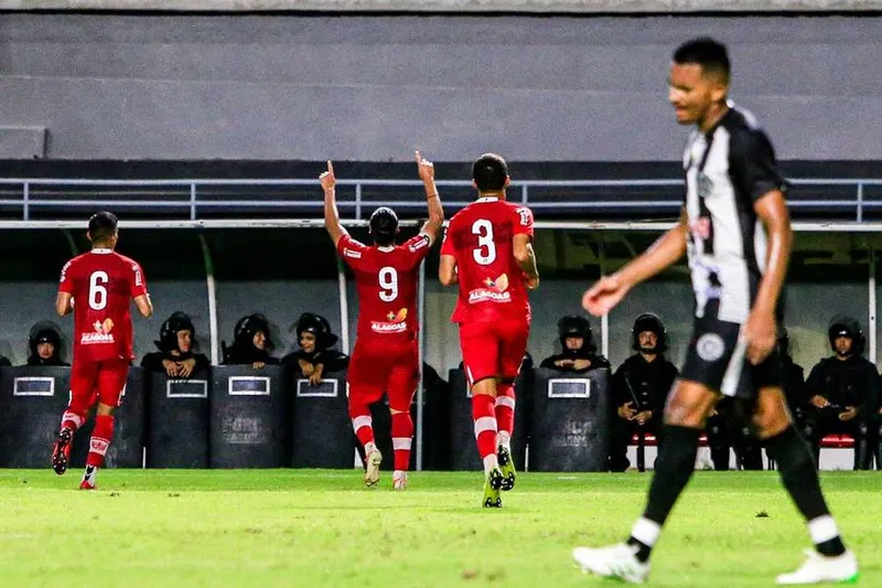 Autor de dois gols na goleada do CRB por 4 a 0 sobre o ASA, Léo Gamalho só comemora