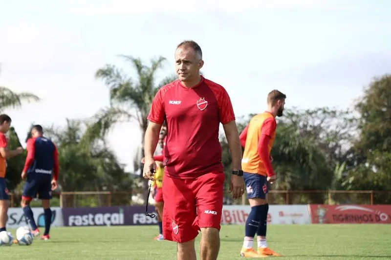 Ex-Vila Nova-GO, Eduardo Baptista, 47 anos, é o novo técnico do CSA para a sequência desta temporada