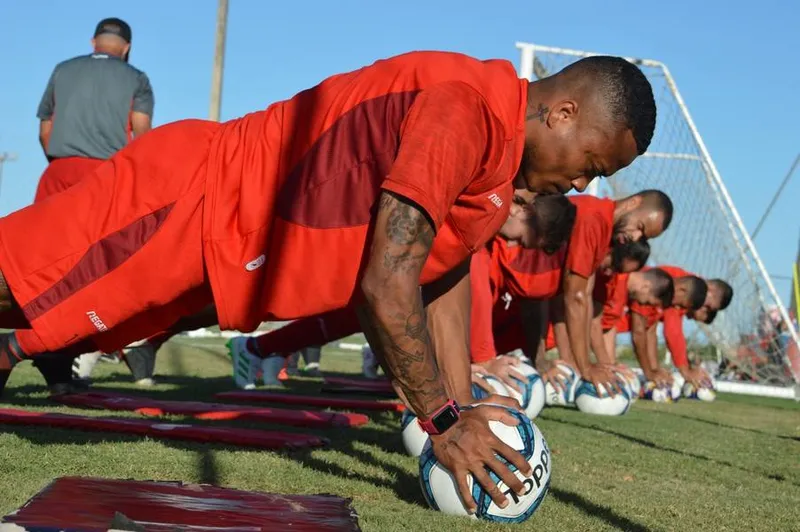 Erik retorna à equipe regatiana após cumprir suspensão na última partida pela Copa do Nordeste