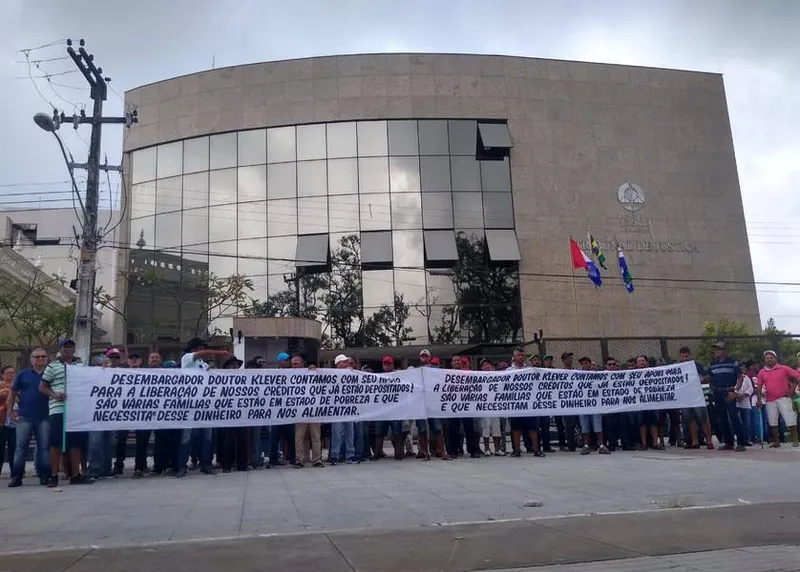 Imagem ilustrativa da imagem EX-FUNCIONÁRIOS DO GRUPO JL PROTESTAM POR INDENIZAÇÕES