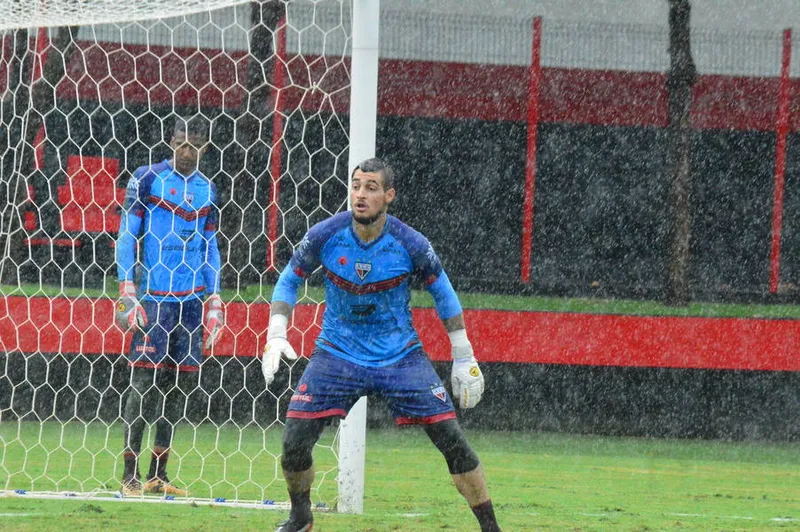 Acusado de agredir a esposa, goleiro Jean quebra o silêncio e se defende: "Não sou esse monstro"