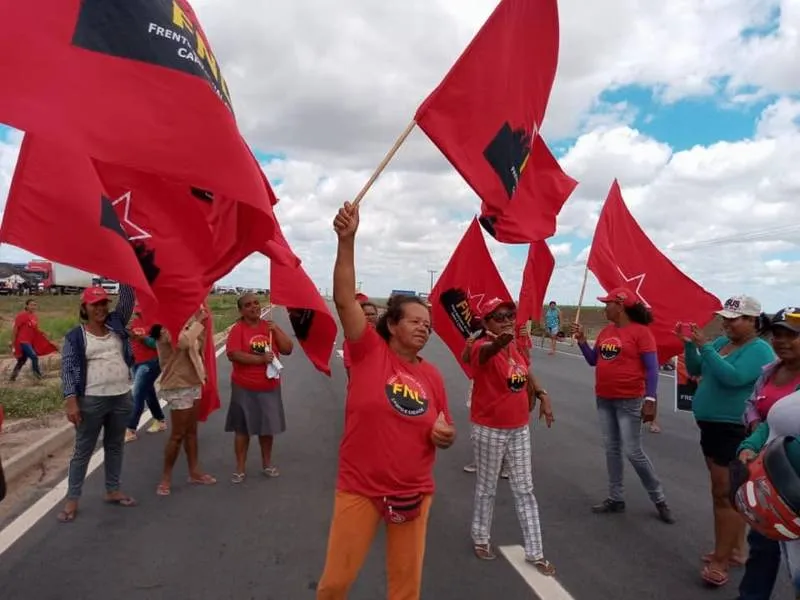 Imagem ilustrativa da imagem INTEGRANTES DA FRENTE NACIONAL DE LUTA INTERDITAM RODOVIAS