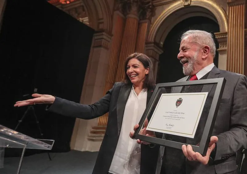 Imagem ilustrativa da imagem LULA RECEBE HOMENAGEM EM PARIS