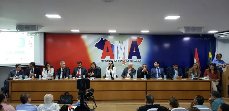 Prefeitos, deputados e procuradores do MPF e MP Estadual discutiram o assunto na AMA