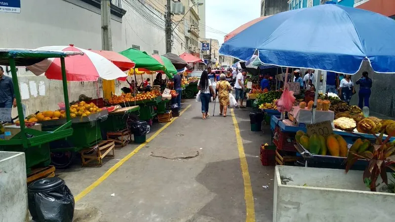 Imagem ilustrativa da imagem PREFEITURA RELOCA AMBULANTES QUE OCUPAVAM A RUA DO COMÉRCIO
