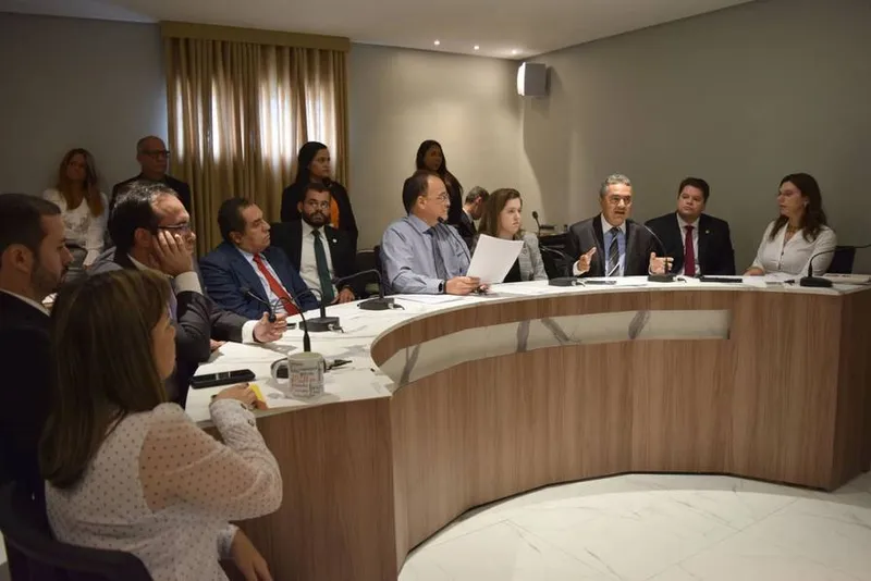 Deputados que integram comissões da ALE se reuniram ontem para tratar sobre projeto
