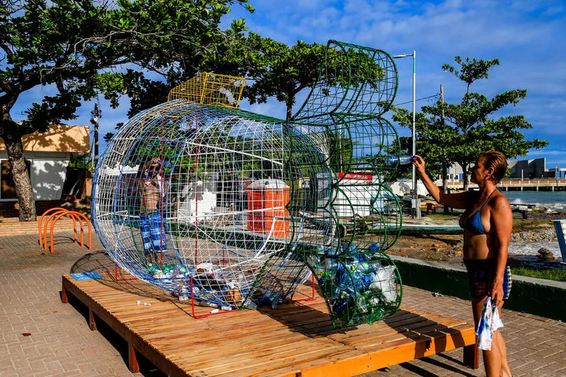 Maceió, 10 de março de 2020
A praia é nossa, e o lixo é seu, recolha! Peixe Papa Pet, está instalado no bairro de Ponta Verde, em Maceió. Alagoas - Brasil.
Foto: ©Ailton Cruz