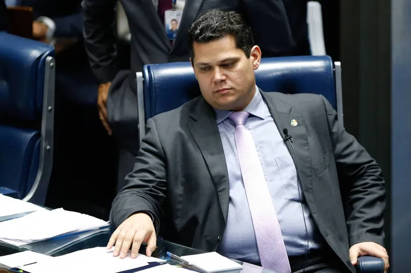 Alcolumbre espera confirmação de algum caso no Congresso para decidir sobre sessões