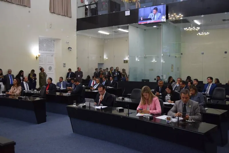 Deputados votaram projeto de lei em sessão que contou com a presença de promotores