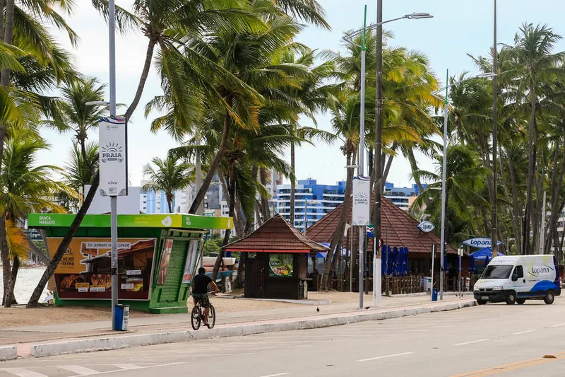 Orla de Maceió reflete a preocupação levantada pelos deputados: comércio está parado
