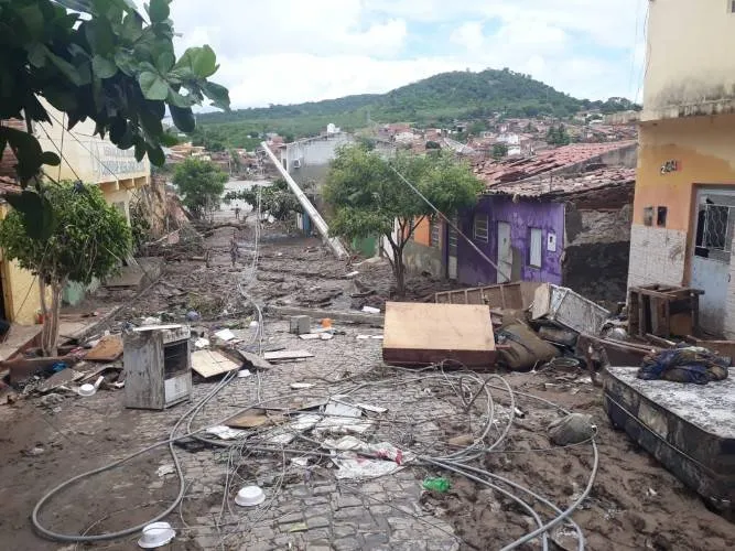 Chuvas na cidade de Santana do Ipanema provocaram alagamentos e desabamentos, que atingiram residências