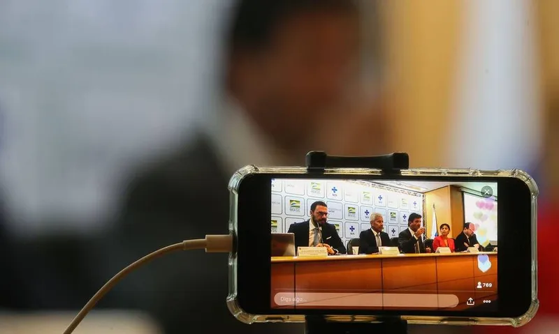 Imagem ilustrativa da imagem BRASIL TEM 7 MORTOS E 621 CASOS CONFIRMADOS