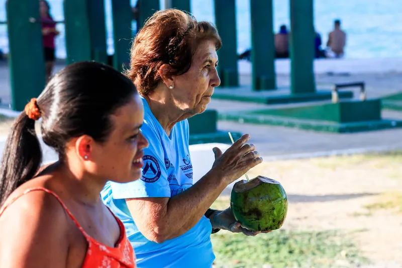 Maceió, 11 de março de 2020 
Onda de calor leva as pessoas consumirem mas água normal e de coco, na orla de Maceió. Alagoas - Brasil.
Foto: ©Ailton Cruz