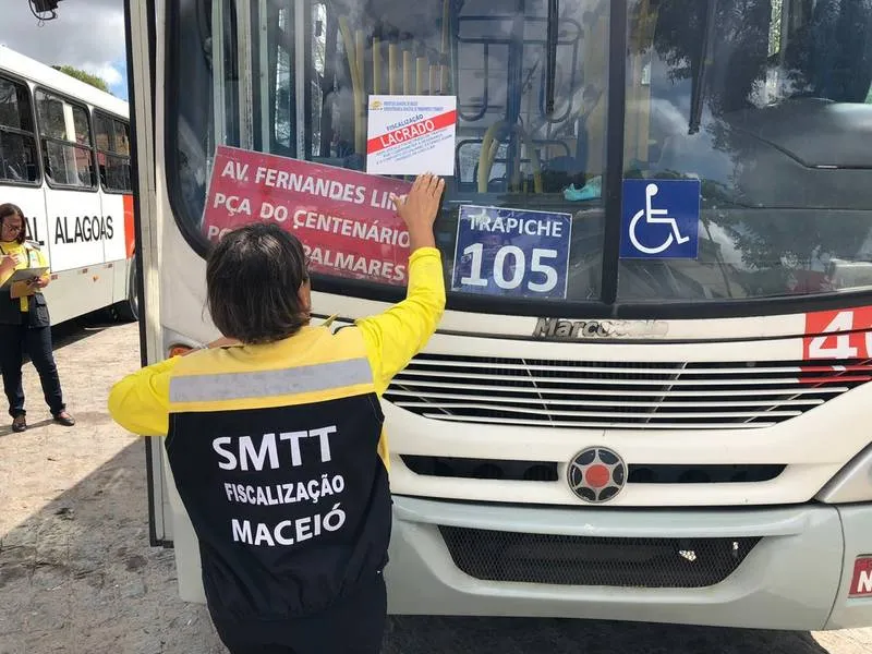 Imagem ilustrativa da imagem CINCO ÔNIBUS COM IRREGULARIDADES SÃO RETIRADOS DE CIRCULAÇÃO