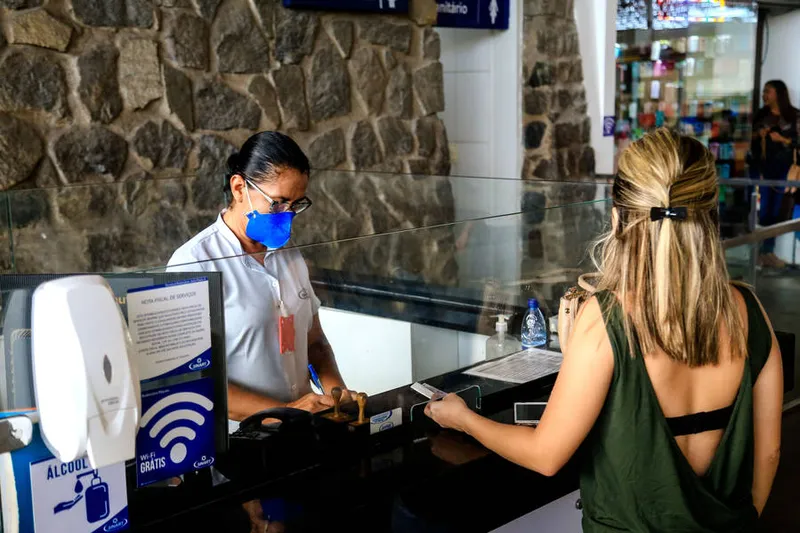 Maceió, 12 de março de 2020  
Terminal Rodoviário de Maceió. Funcionários de máscaras e os pontos de álcool gel espalhados no terminal. Alagoas - Brsil.
Foto: ©Ailton Cruz