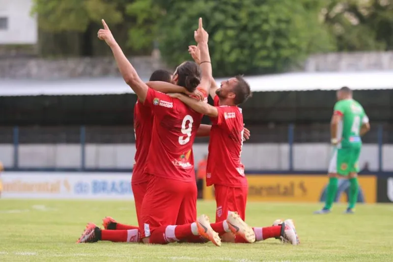 Na 1ª fase da Copa do Brasil, contra o Independente-PA, CRB venceu por 3 a 2, com gols de Loguine (2) e Léo Gamalho
