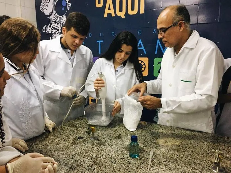 Imagem ilustrativa da imagem ESTUDANTES PRODUZEM ÁLCOOL EM GEL PARA DOAÇÃO