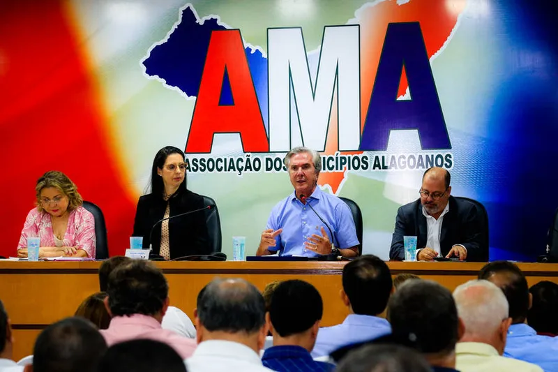 Fernando Collor defendeu fortalecimento dos municípios durante homenagem na AMA