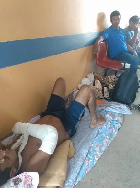 Pacientes seguem deitados no chão pelos corredores do HGE à espera de novos leitos