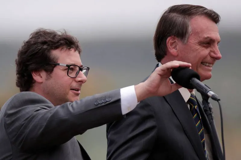 Secretário Fabio Wajngarten ao lado de Bolsonaro: exame dele deu positivo para o vírus