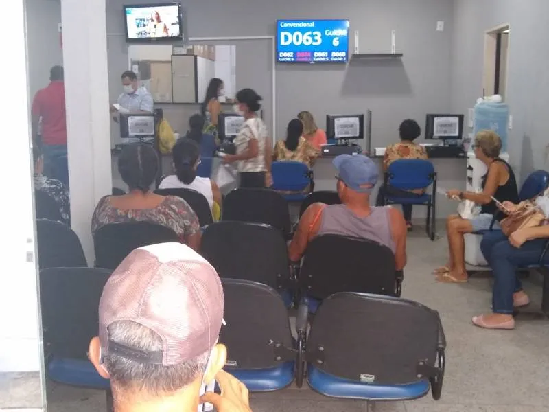 Imagem ilustrativa da imagem Idosos disputam remédios na Farmácia do Estado