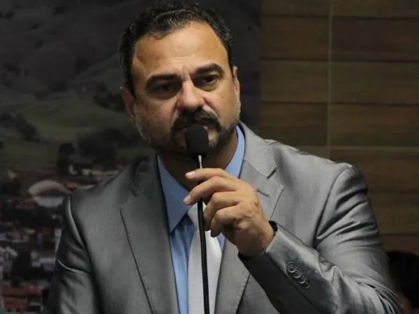 Leopoldo Pedrosa teve a prisão decretada por tráfico de drogas, há 15 dias, fugiu e agora renunciou ao mandato