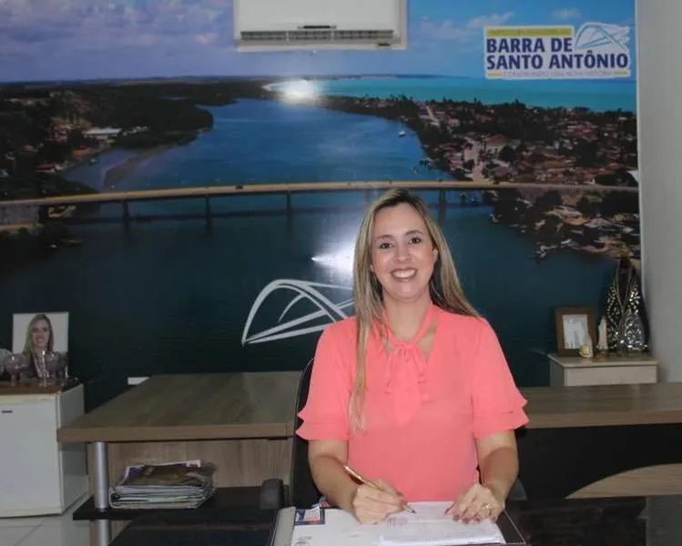 Prefeita Emanuella Moura, de Barra de Santo Antônio, anuncio corte de 50% no salário