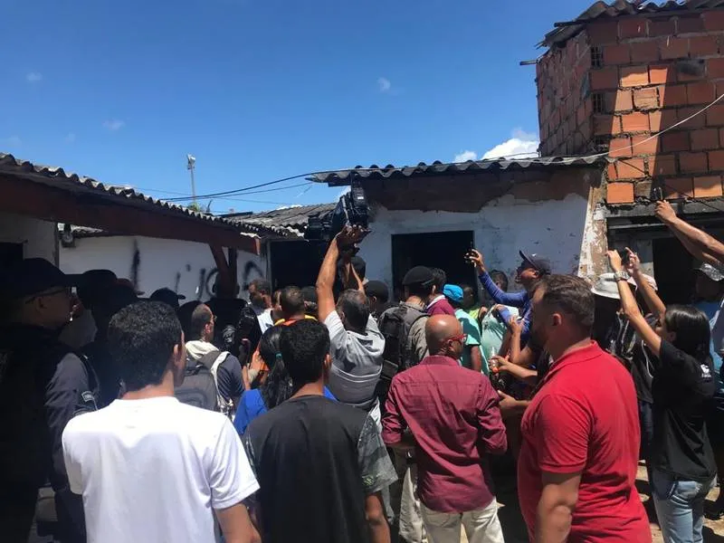 Sob protestos, Prefeitura começou a demolir ontem a antiga balança de peixe de Jaraguá